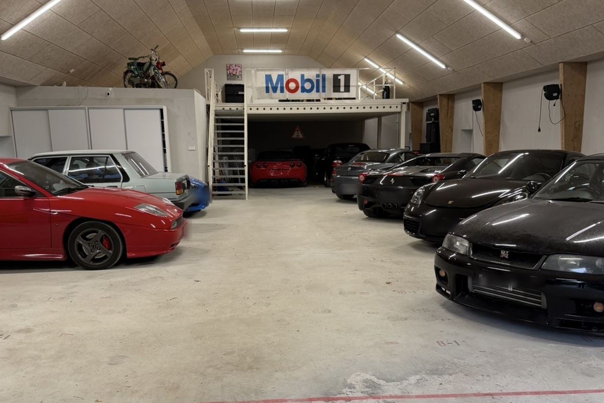 Hallen set mod hemsen med biler på begge sider af kørebanen